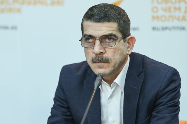 Затратное дело: местные телеканалы дублируют фильм самым недорогим способом - Sputnik Азербайджан