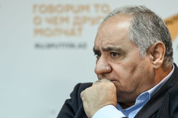 Затратное дело: местные телеканалы дублируют фильм самым недорогим способом - Sputnik Азербайджан