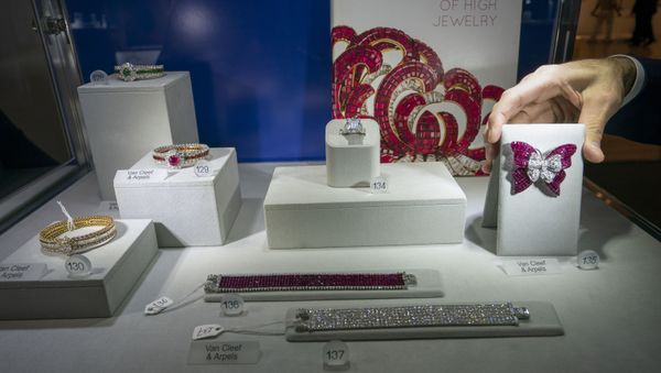 Украшения Барбары Синатры на аукционе Sotheby'S - Sputnik Азербайджан
