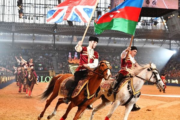 Карабахские скакуны прогарцевали в Лондоне перед королевской семьей - фото - Sputnik Азербайджан