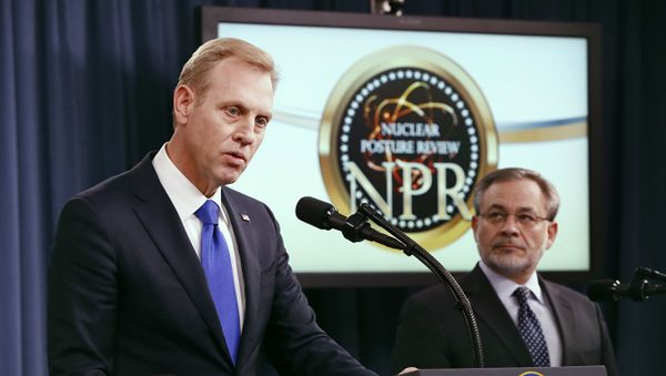 Заместитель министра обороны США Патрик Шанахан рядом с заместителем министра энергетики Дэном Бруйлеттом - Sputnik Азербайджан