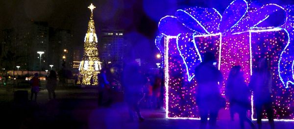 Ждать уже недолго, а в Баку сверкает елка: как выглядит новогодняя столица - Sputnik Азербайджан