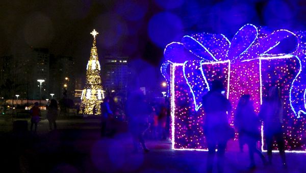 Ждать уже недолго, а в Баку сверкает елка: как выглядит новогодняя столица - Sputnik Азербайджан