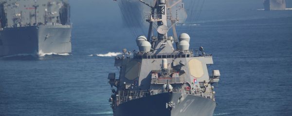 Американские военные корабли сопровождают авианосец USS John C. Stennis в Персидском заливе - Sputnik Азербайджан