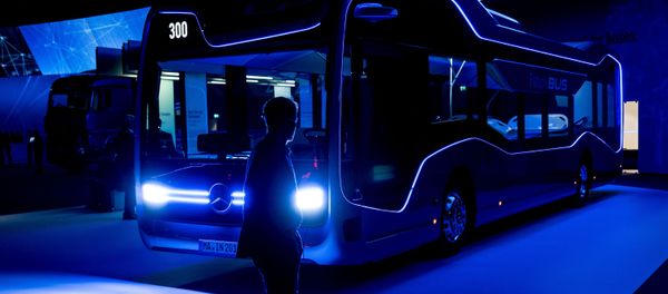 Посетитель проходит мимо Автобуса будущего в Daimler AG на территории выставки IAA Nutzfahrzeuge (IAA Commercial Vehicles) 21 сентября 2016 года в Ганновере Посетитель проходит мимо Автобуса будущего в Daimler AG на территории выставки IAA Nutzfahrzeuge (IAA Commercial Vehicles) 21 сентября 2016 года в Ганновере - Sputnik Азербайджан