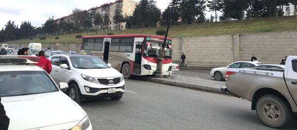 Авария с участием автобуса вблизи площади Дакар в Баку Авария с участием автобуса вблизи площади Дакар в Баку - Sputnik Азербайджан
