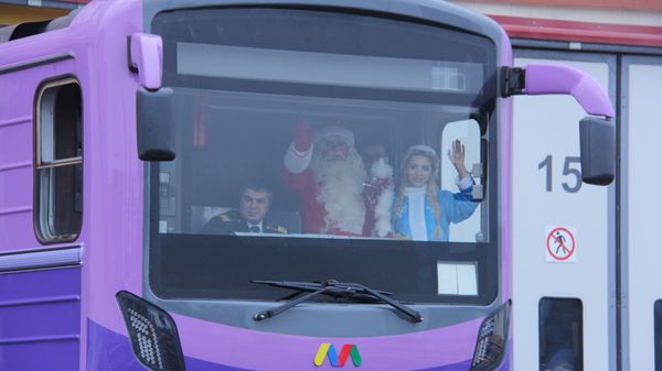 Бакинский метрополитен выпустил на линию ретро-вагон с Дедом Морозом и Снегурочкой - Sputnik Азербайджан