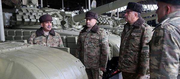 Закир Гасанов проверил боеготовность бронетехники, размещенной в прифронтовой зоне - Sputnik Азербайджан