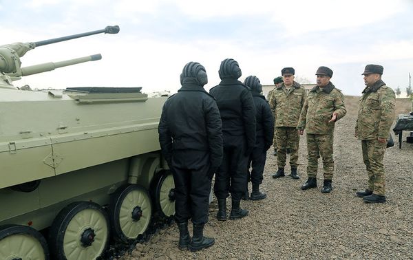 Закир Гасанов проверил боеготовность бронетехники, размещенной в прифронтовой зоне - Sputnik Азербайджан