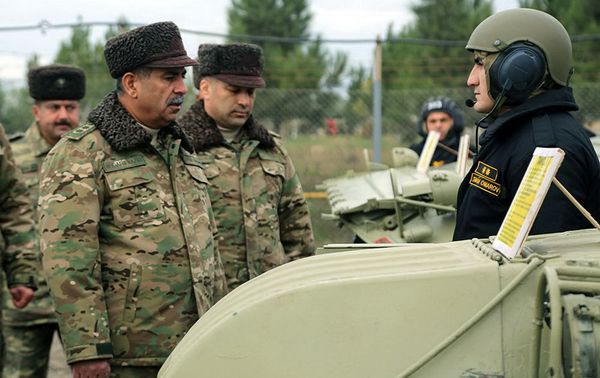 Закир Гасанов проверил боеготовность бронетехники, размещенной в прифронтовой зоне - Sputnik Азербайджан