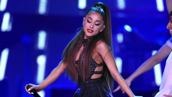 Ариана Гранде выступает в Wango Tango на стадионе Banc of California в Лос-Анджелесе. Ариана Гранде выступает в Wango Tango на стадионе Banc of California в Лос-Анджелесе. - Sputnik Азербайджан