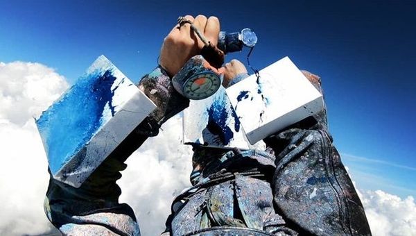 Парашютистка рисует картины во время падения - Sputnik Азербайджан