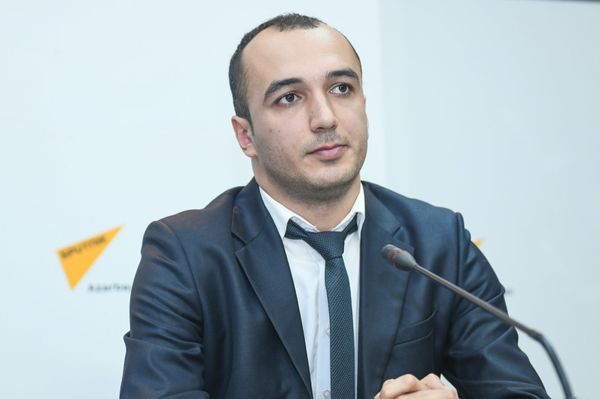 Qərbi Kaspi Universitetinin Tətbiqi Politologiya Mərkəzinin eksperti Zeynal Əmrəliyev - Sputnik Азербайджан