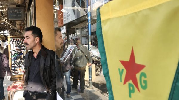 Флаг курдских сил самообороны YPG на центральной улице сирийского города Африн - Sputnik Азербайджан