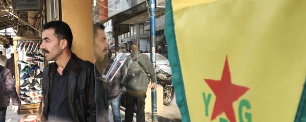 Флаг курдских сил самообороны YPG на центральной улице сирийского города Африн - Sputnik Азербайджан