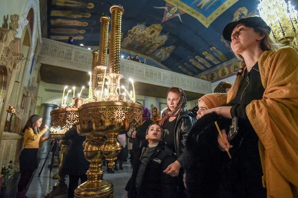 Рождественское богослужение в Кафедральном соборе Жен Мироносиц в Баку. 7 января 2019 года. - Sputnik Азербайджан