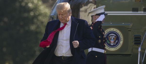 Президент Дональд Трамп поправляет куртку на южной лужайке Белого дома - Sputnik Азербайджан