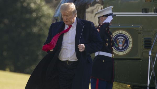 Президент Дональд Трамп поправляет куртку на южной лужайке Белого дома - Sputnik Азербайджан