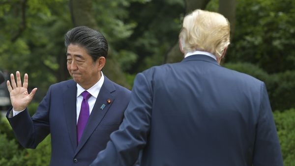Премьер-министра Японии Синдзо Абэ и президент США Дональд Трамп - Sputnik Азербайджан