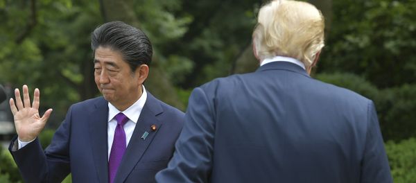 Премьер-министра Японии Синдзо Абэ и президент США Дональд Трамп - Sputnik Азербайджан