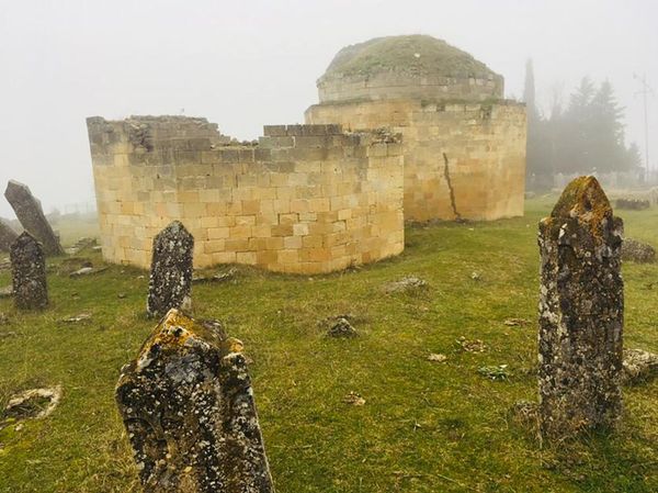 Комплекс мавзолеев Йедди гюнбяз (Семь купольных мавзолеев) в Шамахинском районе - Sputnik Азербайджан