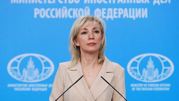 Официальный представитель министерства иностранных дел России Мария Захарова во время брифинга в Москве - Sputnik Азербайджан