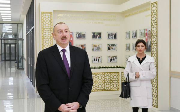 Президент Ильхам Алиев принял участие в открытии новой больницы в поселке Гобустан Гарадагского района - Sputnik Азербайджан