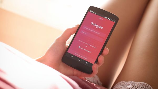 Девушка использует Instagram - Sputnik Азербайджан
