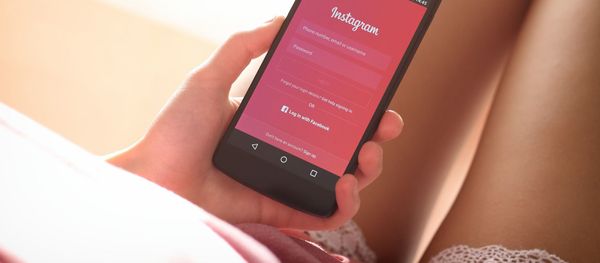 Девушка использует Instagram - Sputnik Азербайджан