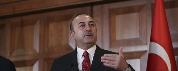 Министр иностранных дел Турции Мевлют Чавушоглу беседует со СМИ во время совместной пресс-конференции с министром иностранных дел Люксембурга Жаном Ассельборном - Sputnik Азербайджан