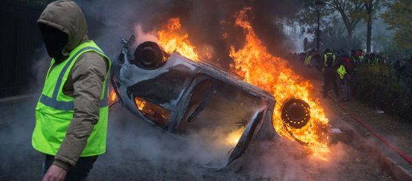 Акция протеста автомобилистов желтые жилеты в Париже Акция протеста автомобилистов желтые жилеты в Париже - Sputnik Азербайджан