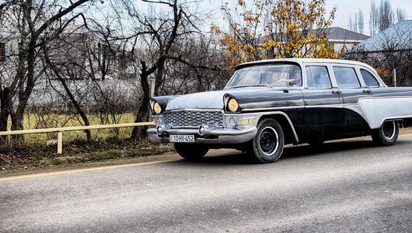Легендарная Чайка или Газ 13 – автомобиль с необычным дизайном, мощным мотором и высокой скоростью - Sputnik Азербайджан