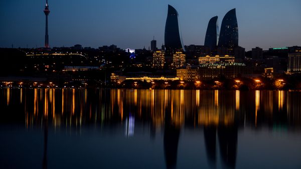 Вид на небоскребы с набережной в Баку Вид на небоскребы с набережной в Баку - Sputnik Азербайджан