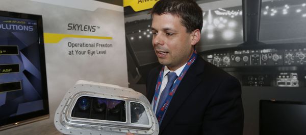 Дрор Яхав, вице-президент Elbit System Commercial Aviation-Aerospace, рассказывает об их усовершенствованных системах - Sputnik Азербайджан