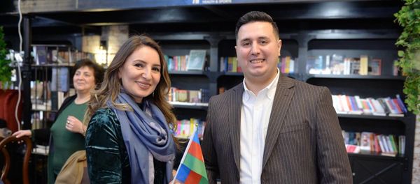 В Бакинском книжном центре состоялась презентация книги молодого поэта Джавида Шахбазбекова Mən Azərbaycanlıyam («Я Азербайджанец»).  - Sputnik Азербайджан
