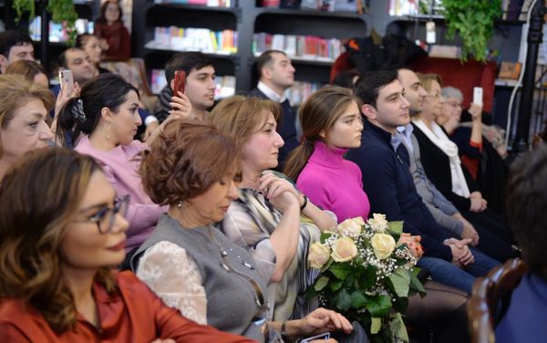 В Бакинском книжном центре состоялась презентация книги молодого поэта Джавида Шахбазбекова Mən Azərbaycanlıyam («Я Азербайджанец»).  - Sputnik Азербайджан