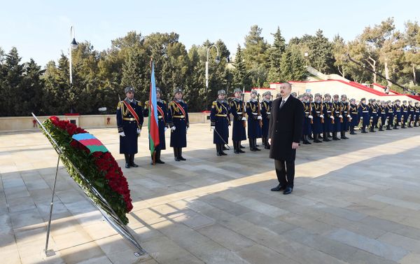 Президент Азербайджана Ильхам Алиев почтил светлую память шехидов 20 Января - Sputnik Азербайджан