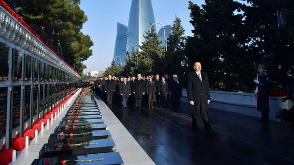 İlham Əliyev 20 Yanvar şəhidlərinin əziz xatirəsini yad edib - Sputnik Азербайджан