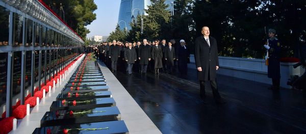 İlham Əliyev 20 Yanvar şəhidlərinin əziz xatirəsini yad edib - Sputnik Азербайджан