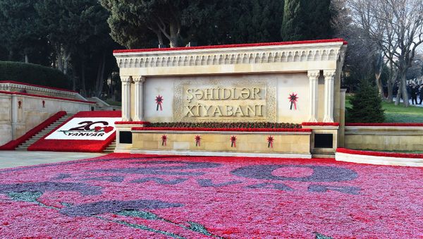 İlham Əliyev 20 Yanvar şəhidlərinin əziz xatirəsini yad edib - Sputnik Азербайджан