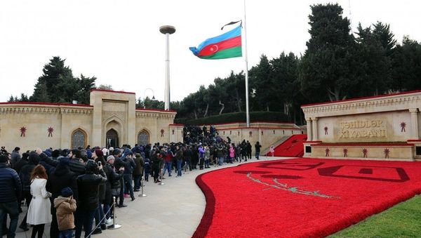 Azərbaycan xalqı 20 Yanvar şəhidlərinin xatirəsini ehtiramla anır - Sputnik Азербайджан