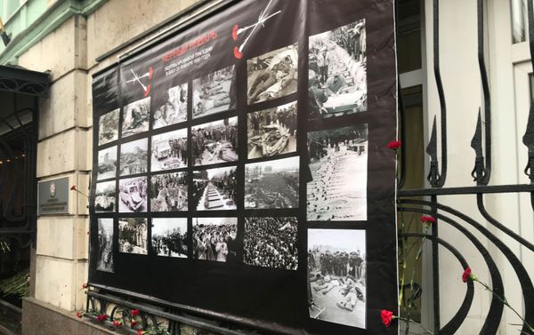 В посольстве Азербайджанской Республики в Российской Федерации состоялась церемония поминовения в связи с 29-й годовщиной трагедии 20 Января - Sputnik Азербайджан