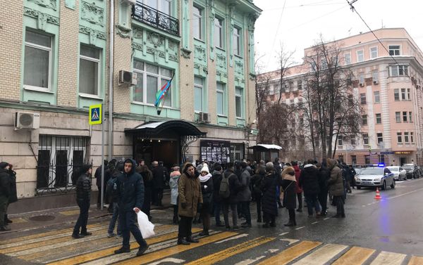 В посольстве Азербайджанской Республики в Российской Федерации состоялась церемония поминовения в связи с 29-й годовщиной трагедии 20 Января - Sputnik Азербайджан