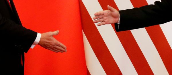 Президент США Дональд Трамп и президент Китая Си Цзиньпин пожимают друг другу руки после совместного выступления в Большом зале Народного собрания в Пекине, Китай, 9 ноября 2017 года - Sputnik Азербайджан