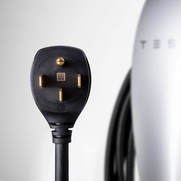 Tesla порадовала зарядным устройством для автомобиля - Sputnik Азербайджан