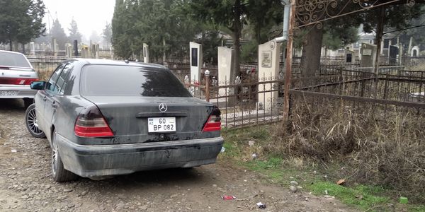 Последняя парковка: в груде мусора и автомобилей трудно найти могилу близкого - Sputnik Азербайджан
