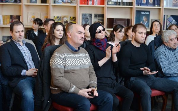 Ирана Гасымова представила в Бакинском книжном центре поэтический сборник Превосходство иррационального - Sputnik Азербайджан