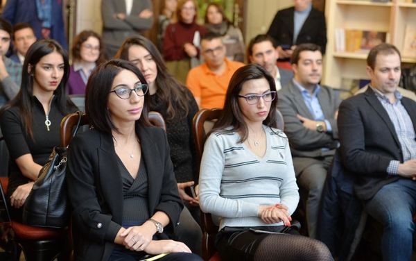 Ирана Гасымова представила в Бакинском книжном центре поэтический сборник Превосходство иррационального - Sputnik Азербайджан