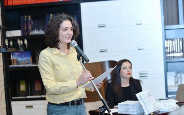 Ирана Гасымова представила в Бакинском книжном центре поэтический сборник Превосходство иррационального - Sputnik Азербайджан