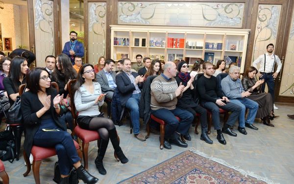 Ирана Гасымова представила в Бакинском книжном центре поэтический сборник Превосходство иррационального - Sputnik Азербайджан
